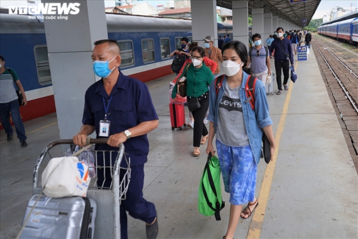 Lượng mua vé tàu Tết tăng mạnh - Ảnh 1