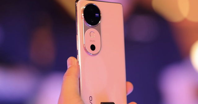 4 mẫu smartphone mới mở bán tại VN trong tháng 12: Smartphone gập mỏng nhất thế giới có làm nên chuyện? - Ảnh 4