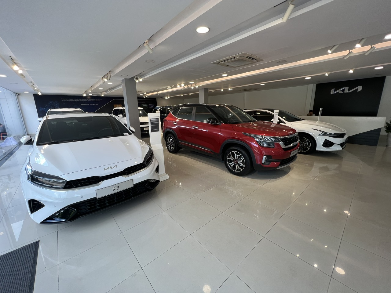 Hết được ưu đãi lệ phí trước bạ, các hãng ô tô khuyến mãi "khủng" - Ảnh 1