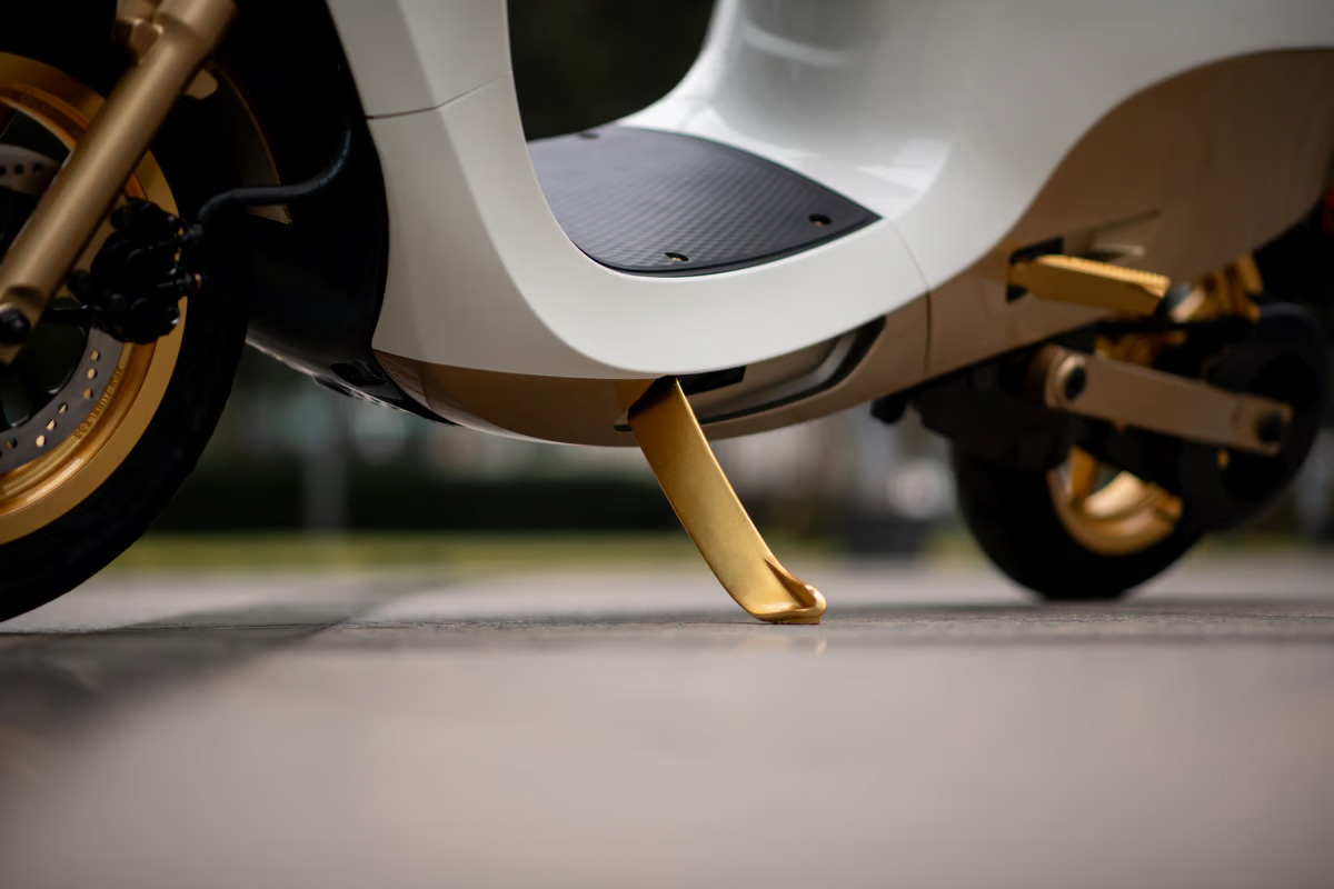 Ngắm chiếc xe tay ga được dát vàng thật 24k, có tiền cũng khó mua được - Ảnh 12