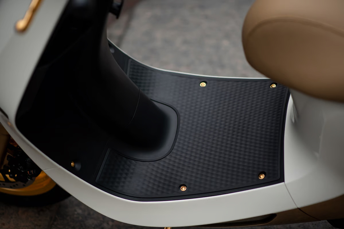 Ngắm chiếc xe tay ga được dát vàng thật 24k, có tiền cũng khó mua được - Ảnh 11