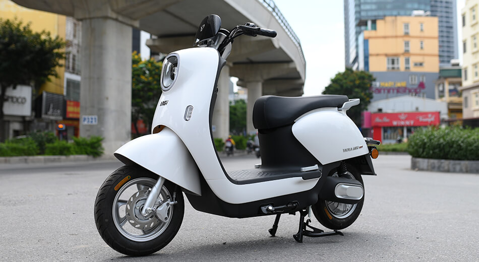 Xe máy điện cực nữ tính, công nghệ thông minh vừa đi vừa sạc, giá hơn 17 triệu đồng - Ảnh 1