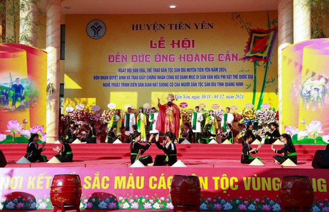 Độc lạ đệ nhất cua biển được trao vương miện như hoa hậu - Ảnh 11