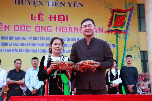 Độc lạ đệ nhất cua biển được trao vương miện như hoa hậu - Ảnh 6
