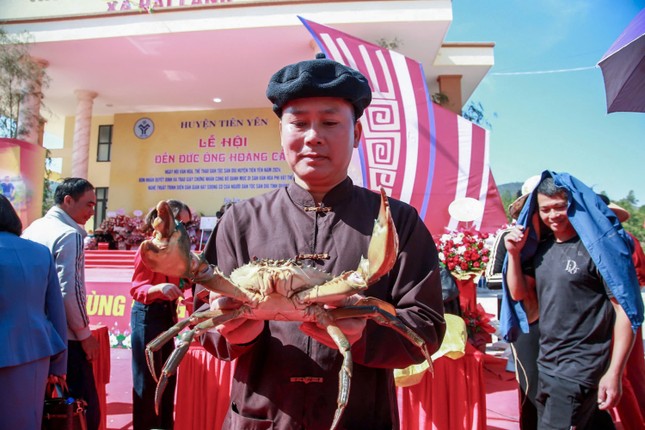 Độc lạ đệ nhất cua biển được trao vương miện như hoa hậu - Ảnh 2