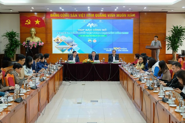 Giá 'vàng trắng' bấp bênh, diêm dân chưa thoát nghèo - Ảnh 1