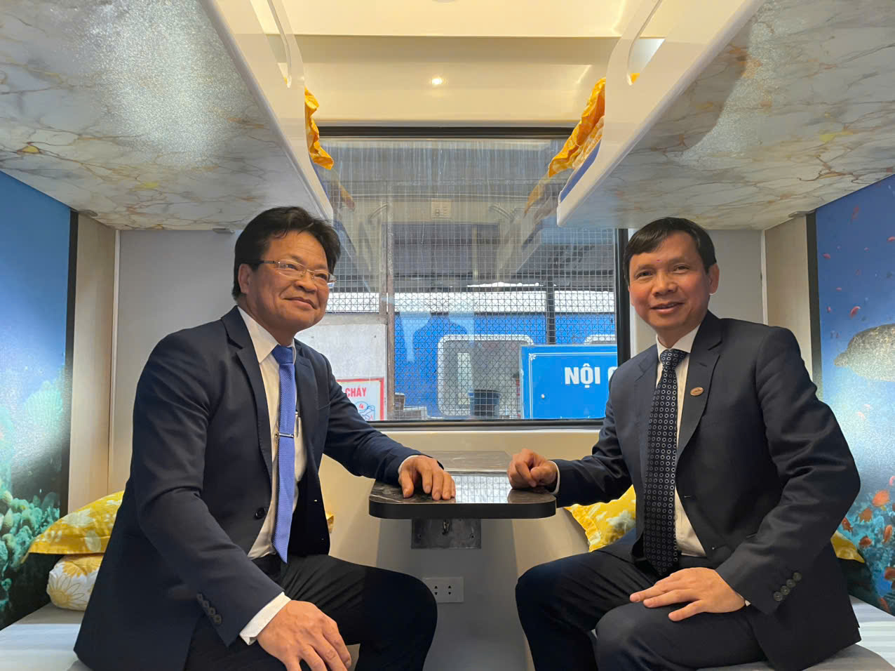 Việt Nam vừa có thêm 11 toa tàu cực xịn hơn 25 tỷ đồng: Ghế xoay 180 độ, màn hình LCD, gương cảm ứng - Ảnh 3