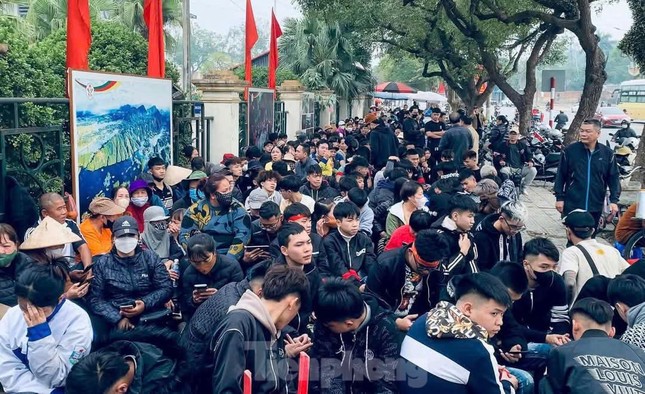 Xếp hàng xuyên đêm chờ mua vé bán kết lượt về Việt Nam - Singapore - Ảnh 1