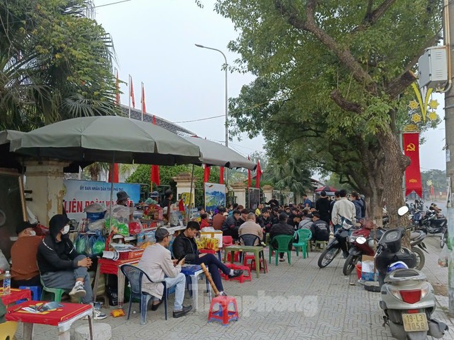 Xếp hàng xuyên đêm chờ mua vé bán kết lượt về Việt Nam - Singapore - Ảnh 3