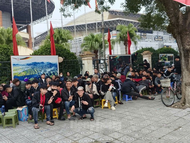 Xếp hàng xuyên đêm chờ mua vé bán kết lượt về Việt Nam - Singapore - Ảnh 2