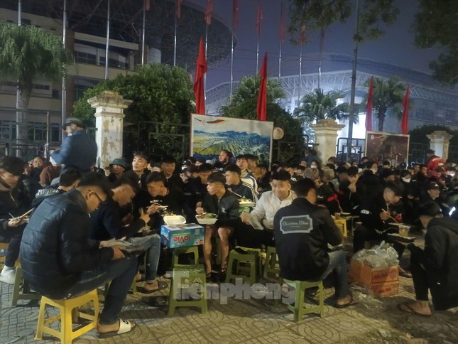 Xếp hàng xuyên đêm chờ mua vé bán kết lượt về Việt Nam - Singapore - Ảnh 5