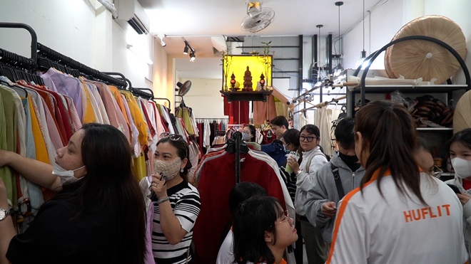 Cửa hàng cho thuê áo dài Tết hoạt động hết công suất - Ảnh 1