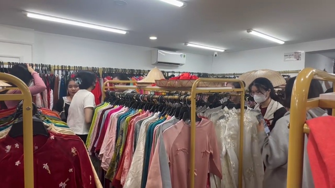Cửa hàng cho thuê áo dài Tết hoạt động hết công suất - Ảnh 14