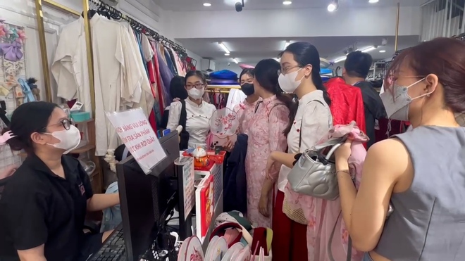 Cửa hàng cho thuê áo dài Tết hoạt động hết công suất - Ảnh 3