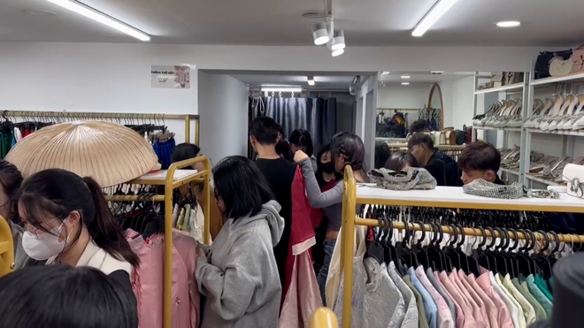 Cửa hàng cho thuê áo dài Tết hoạt động hết công suất - Ảnh 2