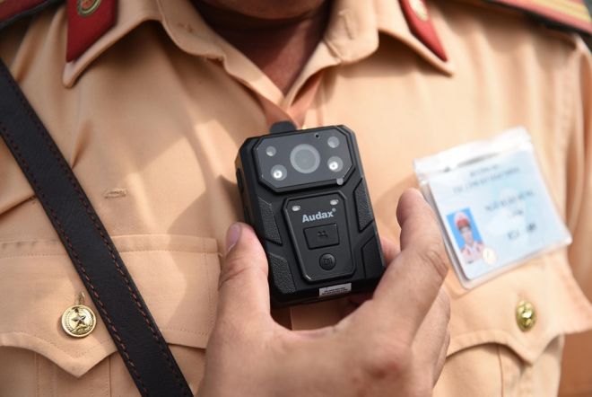 Chiếc camera được CSGT sử dụng để ghi lại hình ảnh người vi phạm giao thông có gì đặc biệt? Mức giá là bao nhiêu? - Ảnh 3