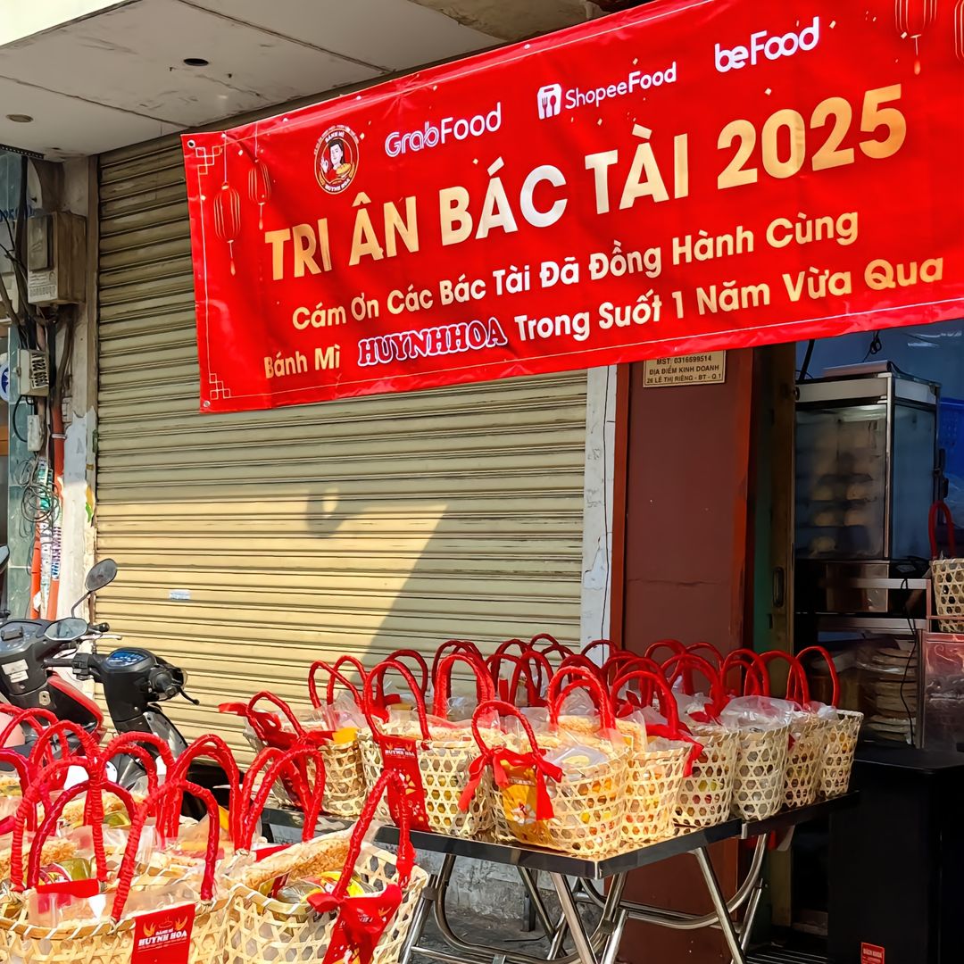 Tiệm bánh mì hot nhất TP.HCM gửi tặng cả trăm phần quà Tết tới shipper, giá trị mỗi túi quà khiến dân mạng bất ngờ - Ảnh 1