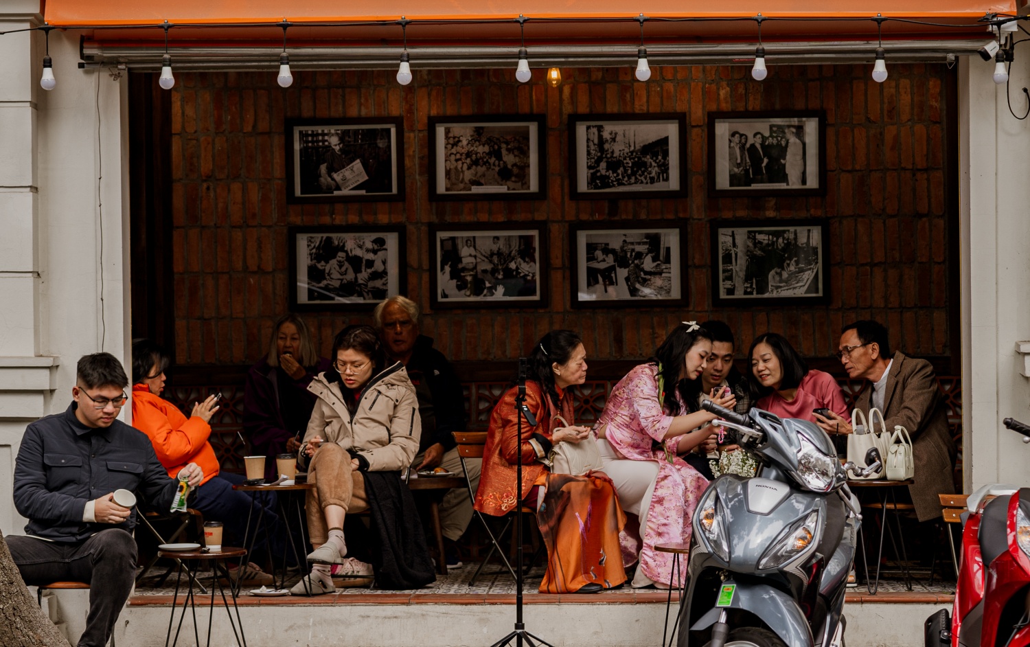 Hà Nội ngày cuối cùng của năm cũ: Dân tình thảnh thơi đi cà phê, khách Tây "chill" cùng Tết Việt - Ảnh 1