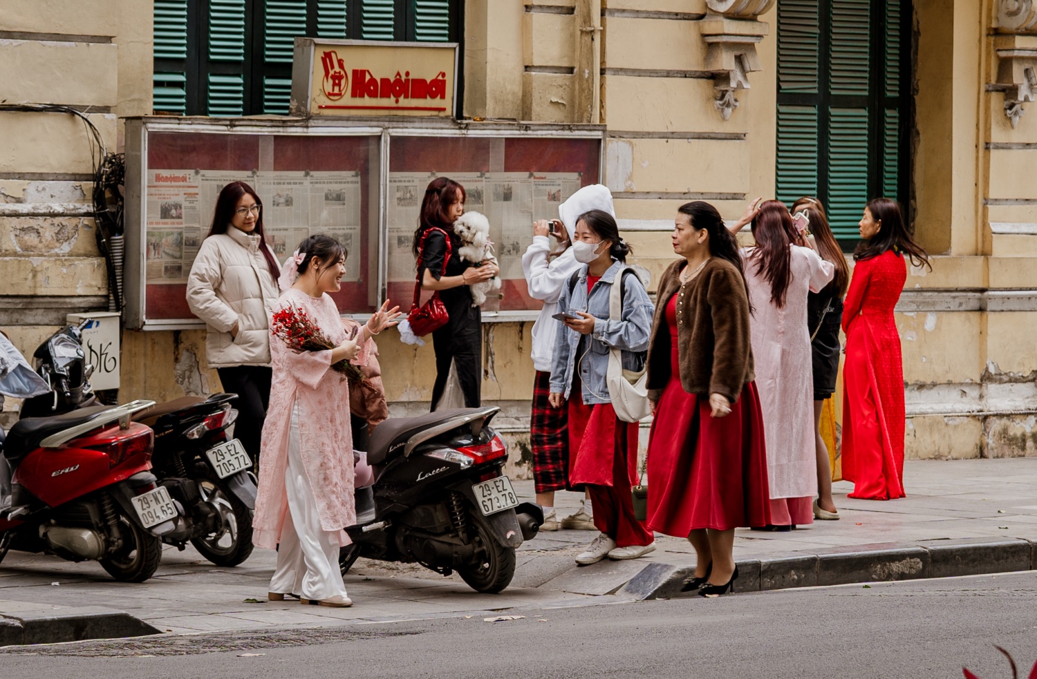 Hà Nội ngày cuối cùng của năm cũ: Dân tình thảnh thơi đi cà phê, khách Tây "chill" cùng Tết Việt - Ảnh 14
