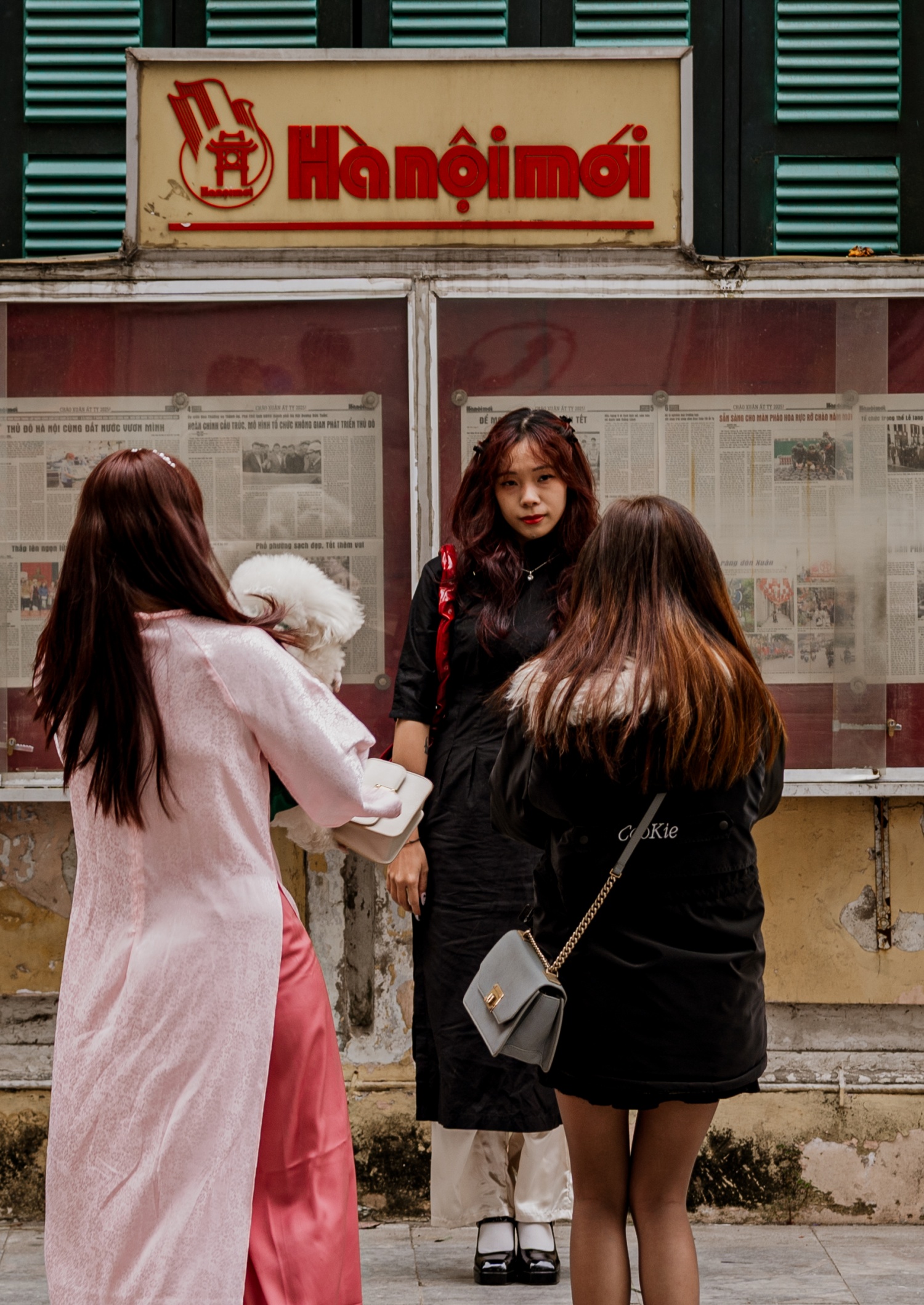 Hà Nội ngày cuối cùng của năm cũ: Dân tình thảnh thơi đi cà phê, khách Tây "chill" cùng Tết Việt - Ảnh 11