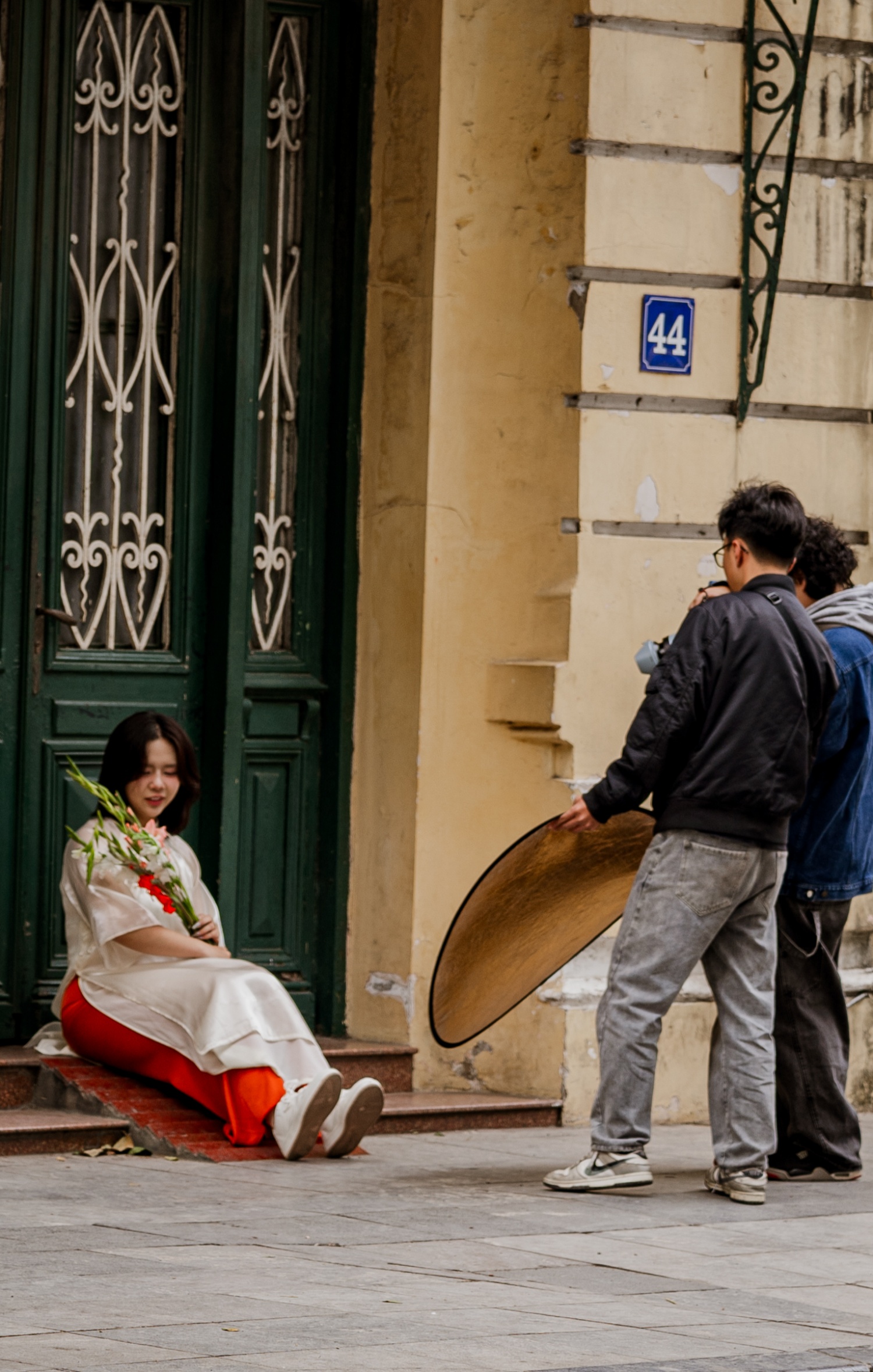 Hà Nội ngày cuối cùng của năm cũ: Dân tình thảnh thơi đi cà phê, khách Tây "chill" cùng Tết Việt - Ảnh 12