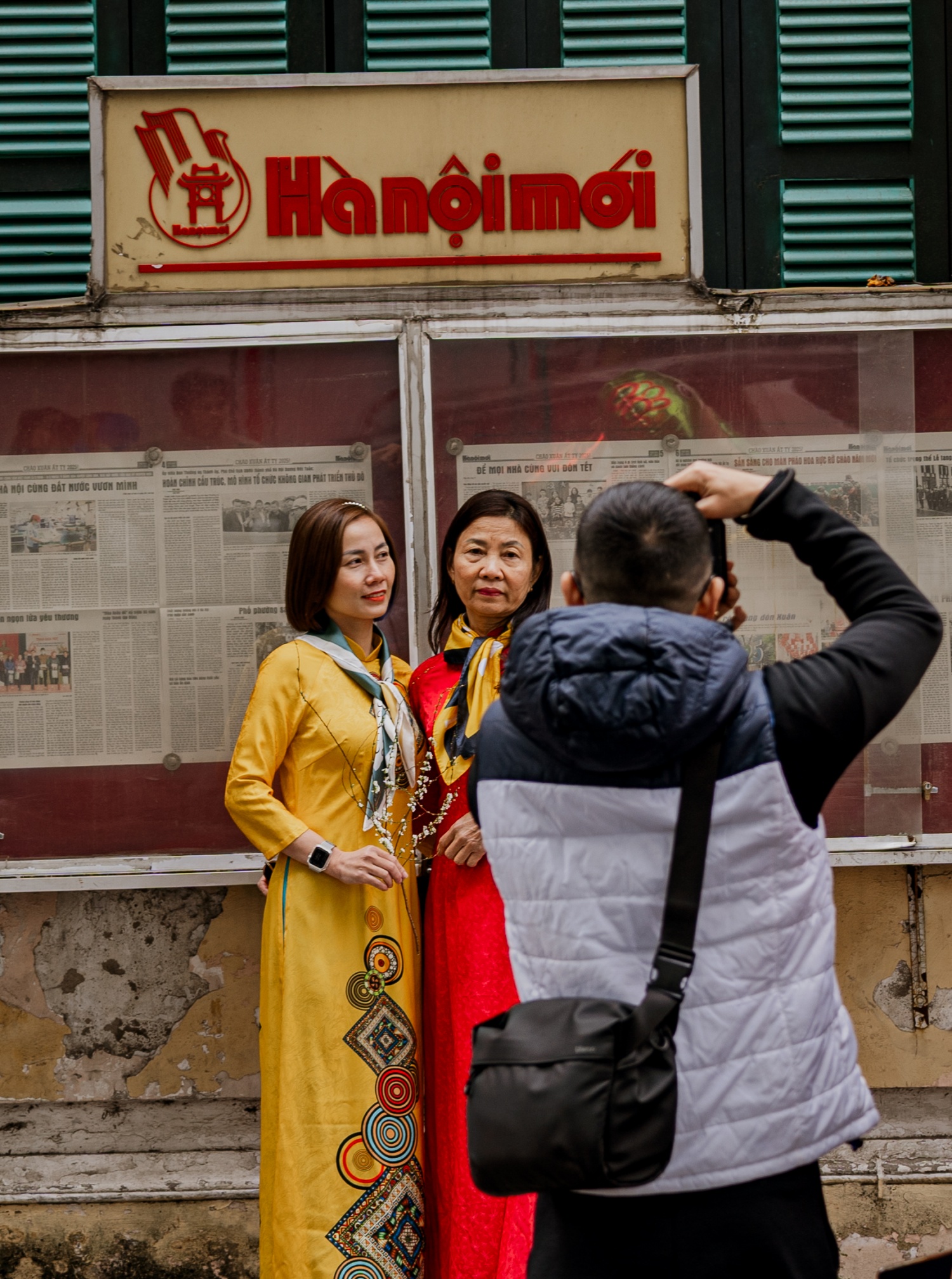 Hà Nội ngày cuối cùng của năm cũ: Dân tình thảnh thơi đi cà phê, khách Tây "chill" cùng Tết Việt - Ảnh 13