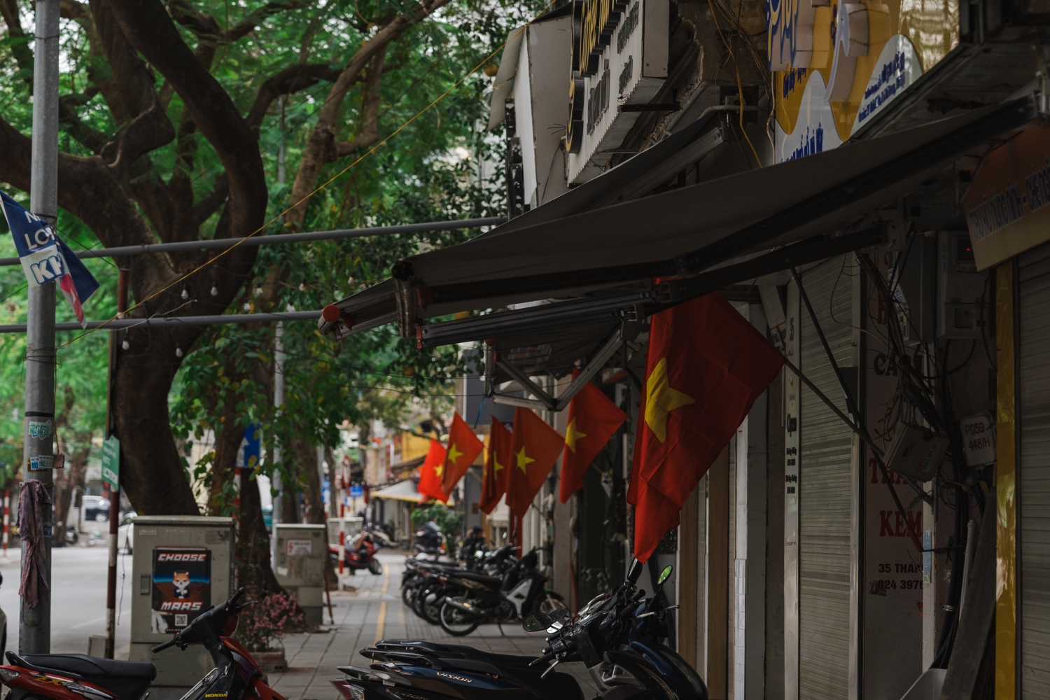 Hà Nội ngày cuối cùng của năm cũ: Dân tình thảnh thơi đi cà phê, khách Tây "chill" cùng Tết Việt - Ảnh 10