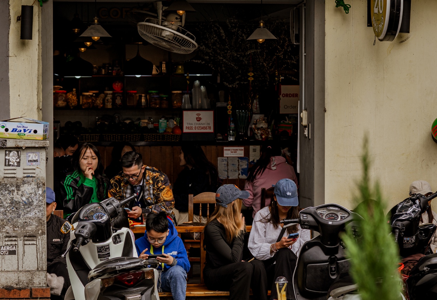 Hà Nội ngày cuối cùng của năm cũ: Dân tình thảnh thơi đi cà phê, khách Tây "chill" cùng Tết Việt - Ảnh 15