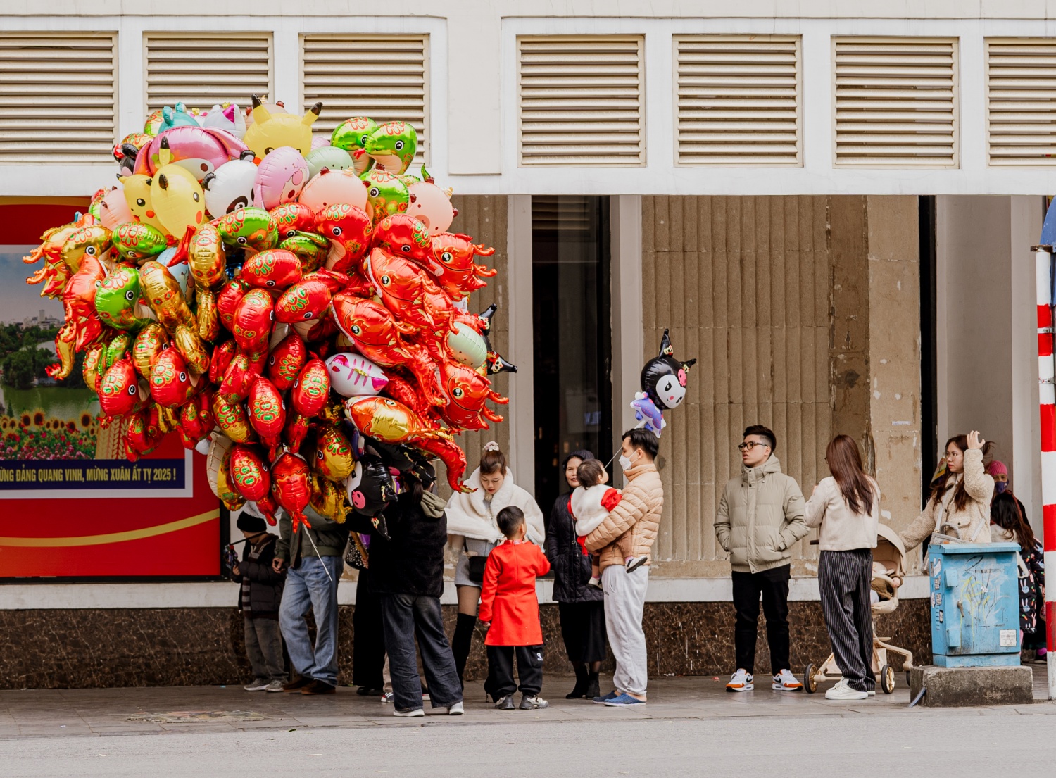 Hà Nội ngày cuối cùng của năm cũ: Dân tình thảnh thơi đi cà phê, khách Tây "chill" cùng Tết Việt - Ảnh 16