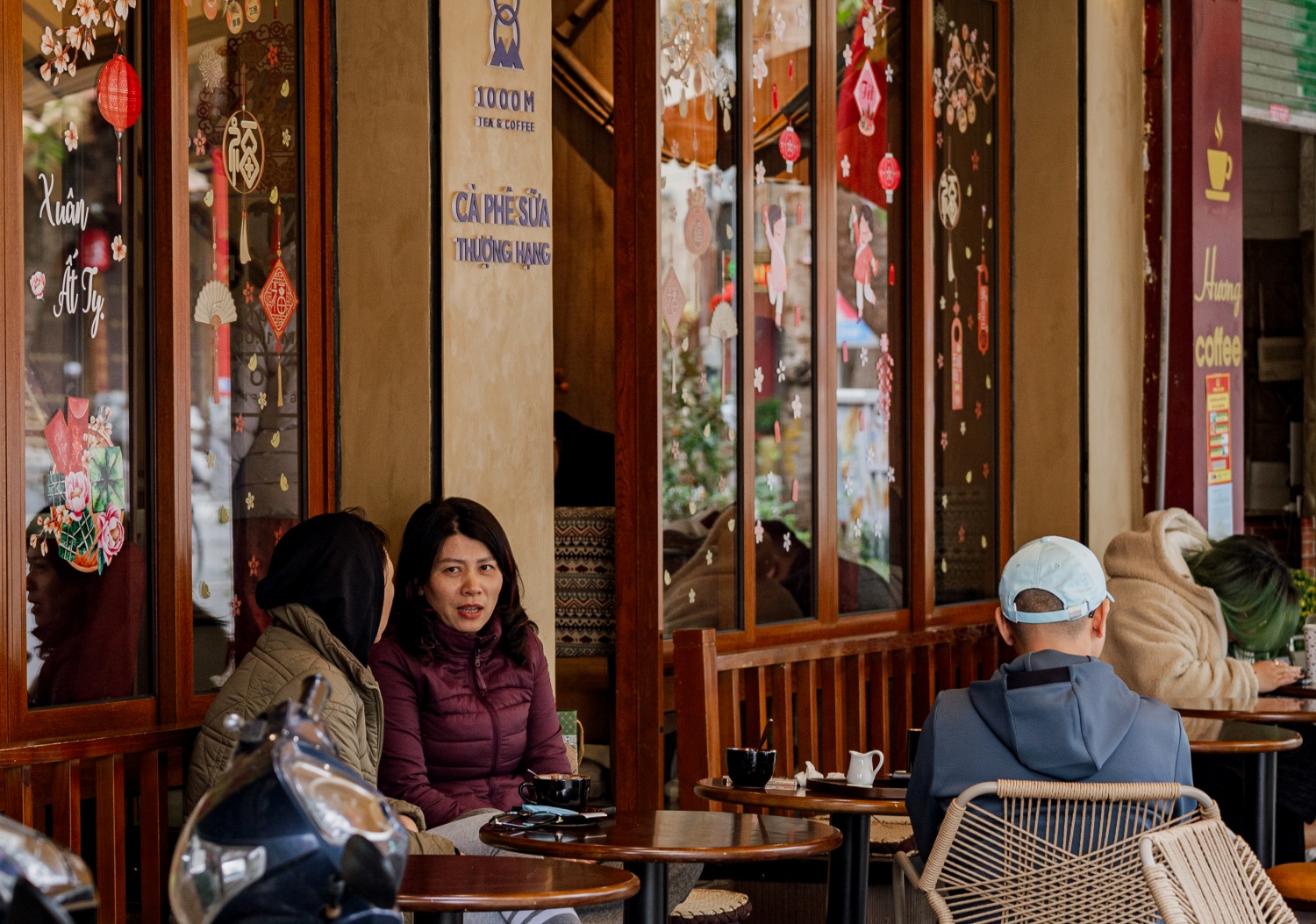 Hà Nội ngày cuối cùng của năm cũ: Dân tình thảnh thơi đi cà phê, khách Tây "chill" cùng Tết Việt - Ảnh 18