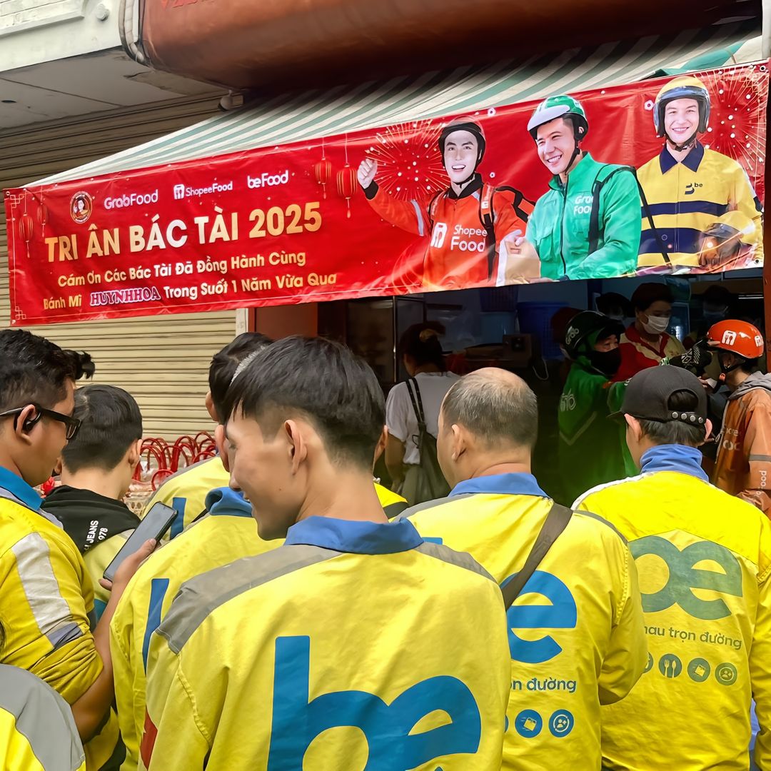 Tiệm bánh mì hot nhất TP.HCM gửi tặng cả trăm phần quà Tết tới shipper, giá trị mỗi túi quà khiến dân mạng bất ngờ - Ảnh 3