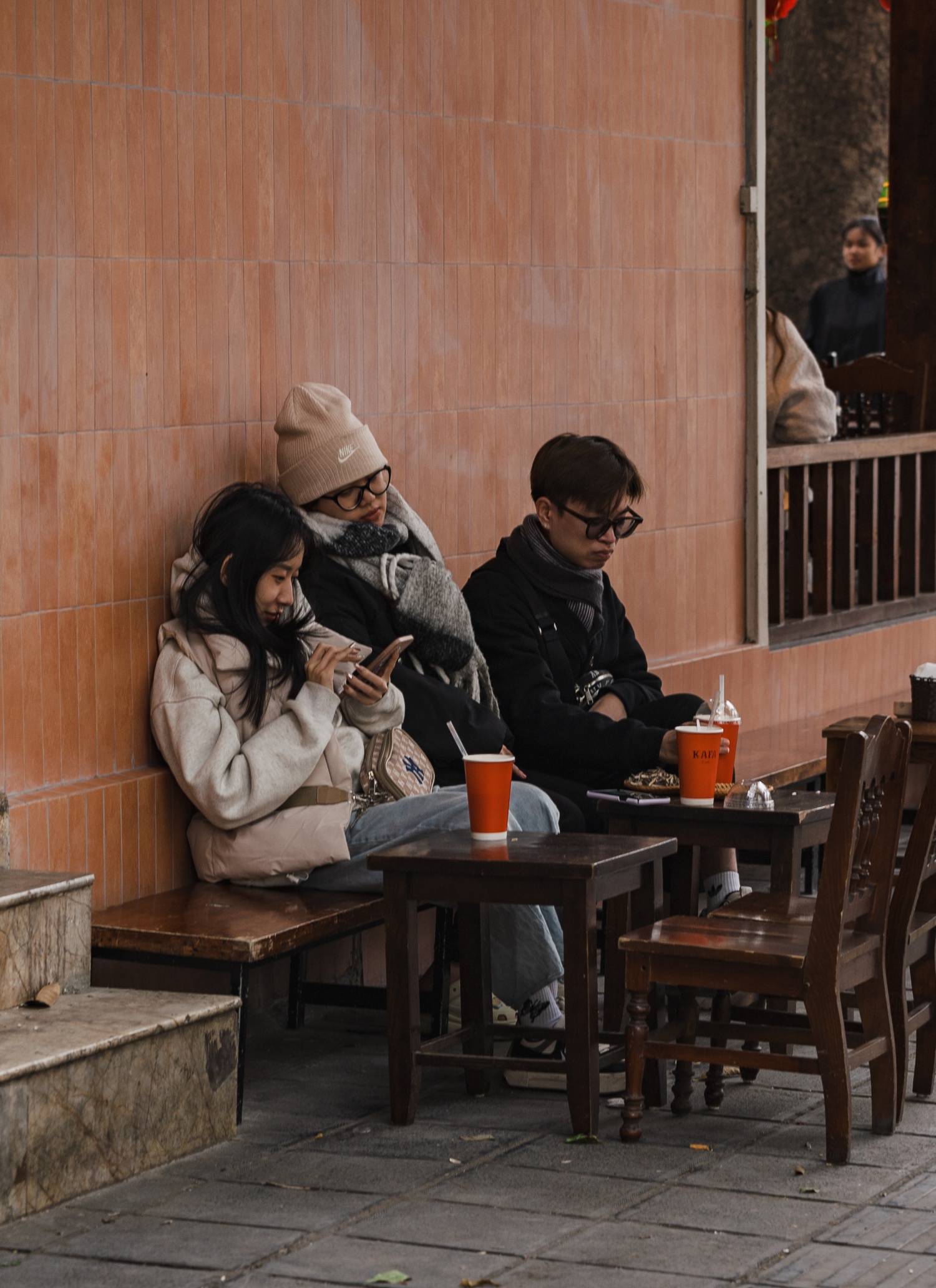 Hà Nội ngày cuối cùng của năm cũ: Dân tình thảnh thơi đi cà phê, khách Tây "chill" cùng Tết Việt - Ảnh 20