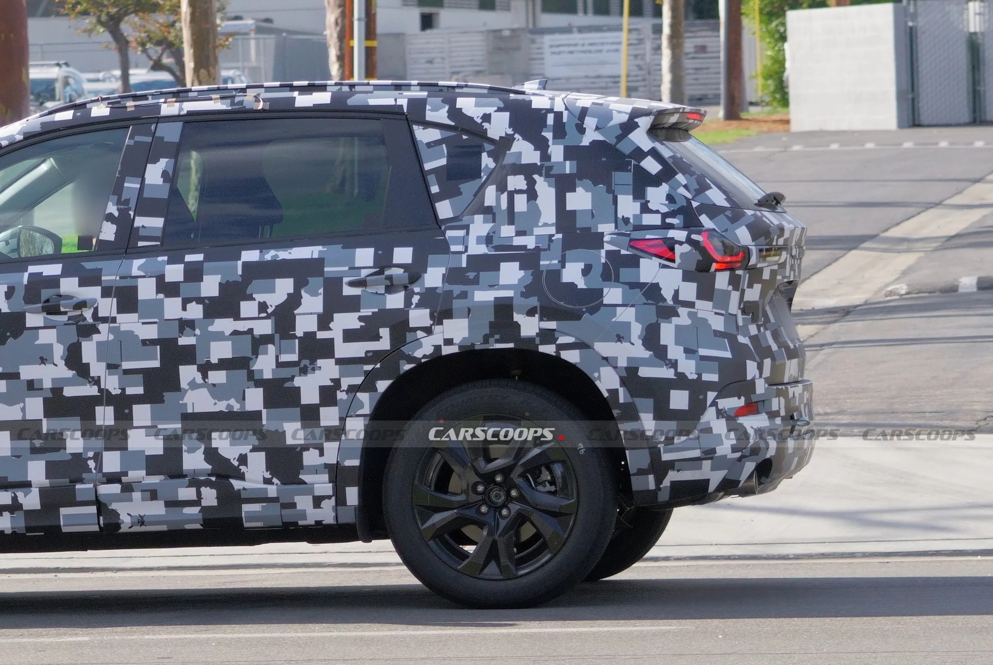 Mazda CX-5 2026 lộ diện rõ nét: Cụm đèn mảnh khác hẳn đời cũ, mâm mới, có thể dùng động cơ tiết kiệm hơn cạnh tranh CR-V - Ảnh 4