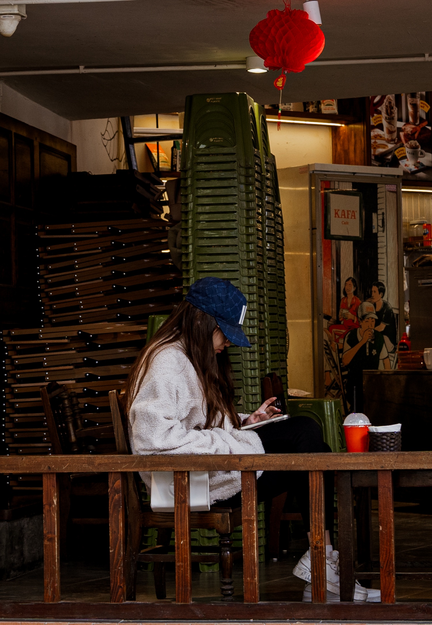 Hà Nội ngày cuối cùng của năm cũ: Dân tình thảnh thơi đi cà phê, khách Tây "chill" cùng Tết Việt - Ảnh 21