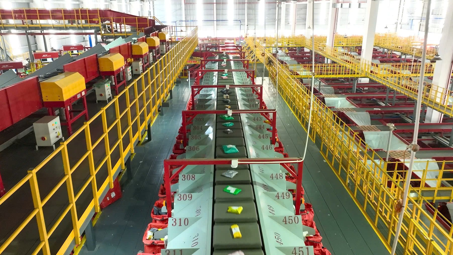 J&T Express khai trương trung tâm trung chuyển lớn nhất miền Bắc: quy mô 38.000 m2, 23 cổng hàng vào, 150 cổng hàng ra, xử lý 99.000 đơn/giờ - Ảnh 3