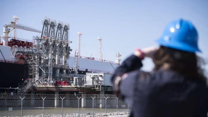 'Mua nhiều dầu, khí đốt hoặc Mỹ sẽ áp thêm thuế' - Vì sao EU vừa muốn vừa sợ vẫn không thể đáp lại lời 'hiệu triệu' của ông Trump - Ảnh 1