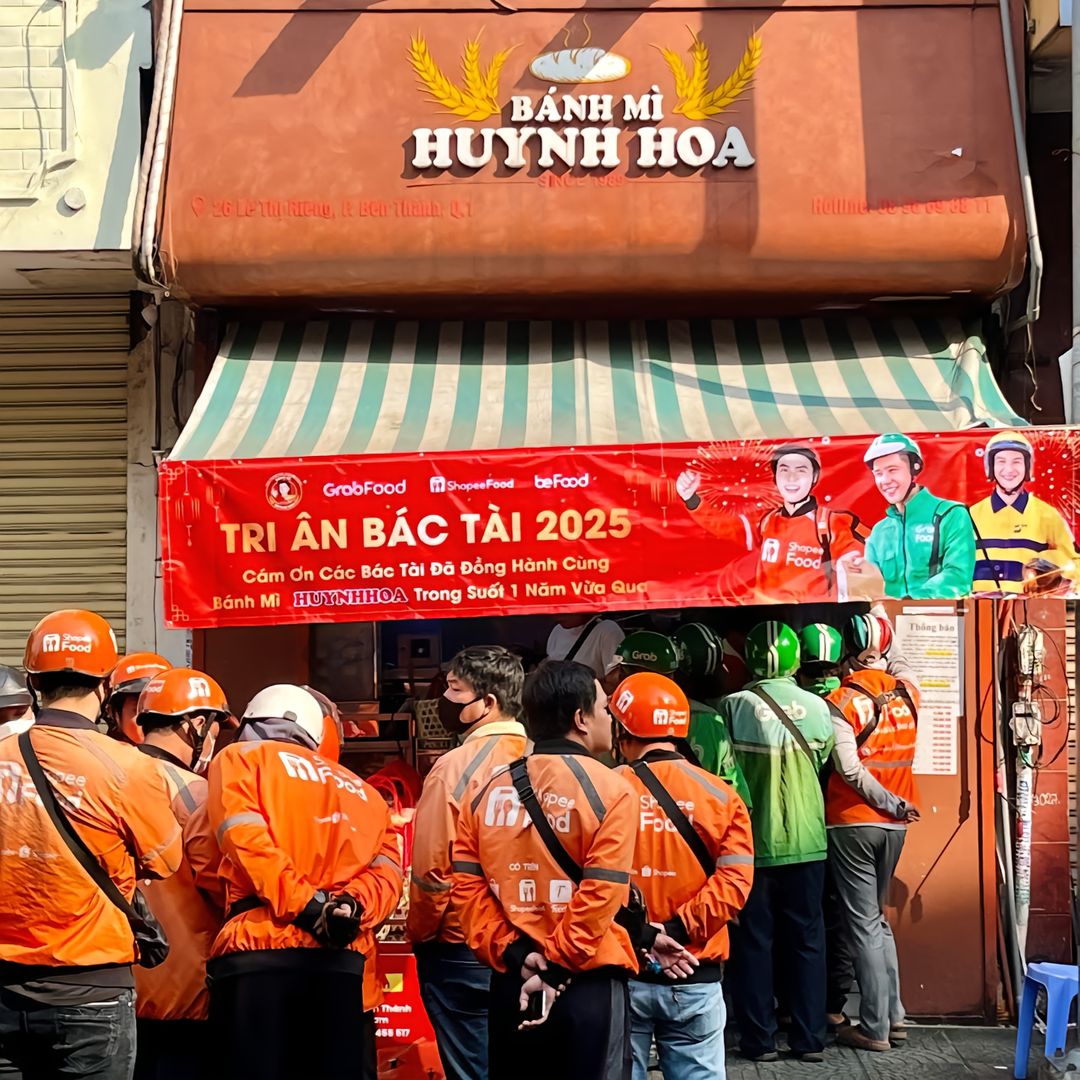 Tiệm bánh mì hot nhất TP.HCM gửi tặng cả trăm phần quà Tết tới shipper, giá trị mỗi túi quà khiến dân mạng bất ngờ - Ảnh 4