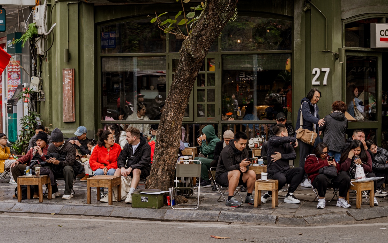 Hà Nội ngày cuối cùng của năm cũ: Dân tình thảnh thơi đi cà phê, khách Tây "chill" cùng Tết Việt - Ảnh 3