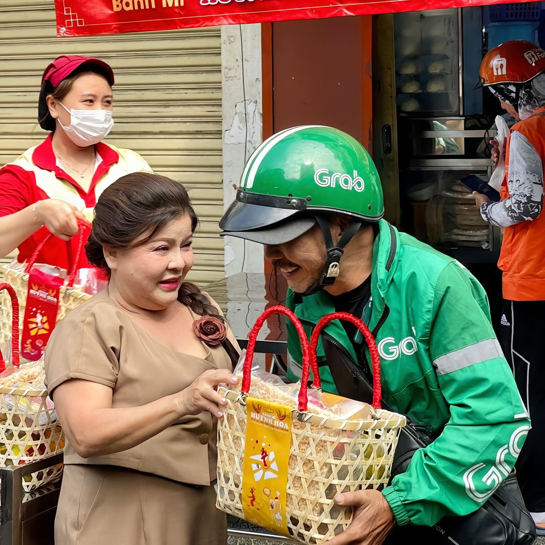 Tiệm bánh mì hot nhất TP.HCM gửi tặng cả trăm phần quà Tết tới shipper, giá trị mỗi túi quà khiến dân mạng bất ngờ - Ảnh 5