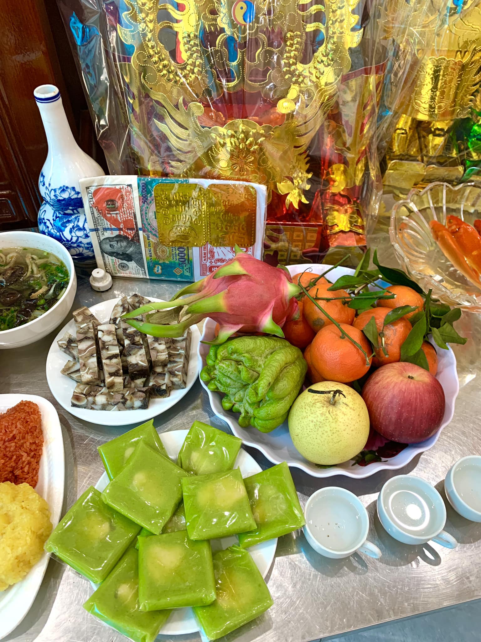 "Đại hội" khoe mâm cúng ông Công ông Táo tràn ngập MXH, có nhà làm cả món hot trend TikTok - Ảnh 16