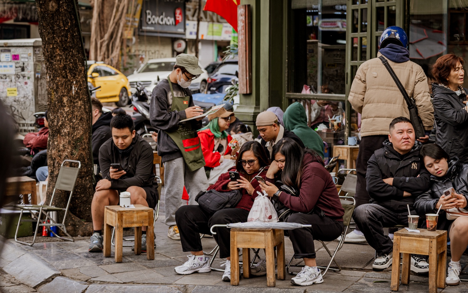 Hà Nội ngày cuối cùng của năm cũ: Dân tình thảnh thơi đi cà phê, khách Tây "chill" cùng Tết Việt - Ảnh 4