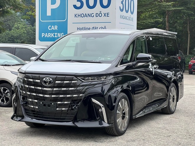 Xe Toyota nhập khẩu tăng giá: Alphard tăng tới 149 triệu, Innova Cross không còn rẻ hơn Custin, Corolla Cross sơn đỏ thành màu đặc biệt - Ảnh 1