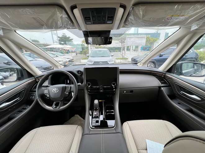 Xe Toyota nhập khẩu tăng giá: Alphard tăng tới 149 triệu, Innova Cross không còn rẻ hơn Custin, Corolla Cross sơn đỏ thành màu đặc biệt - Ảnh 2