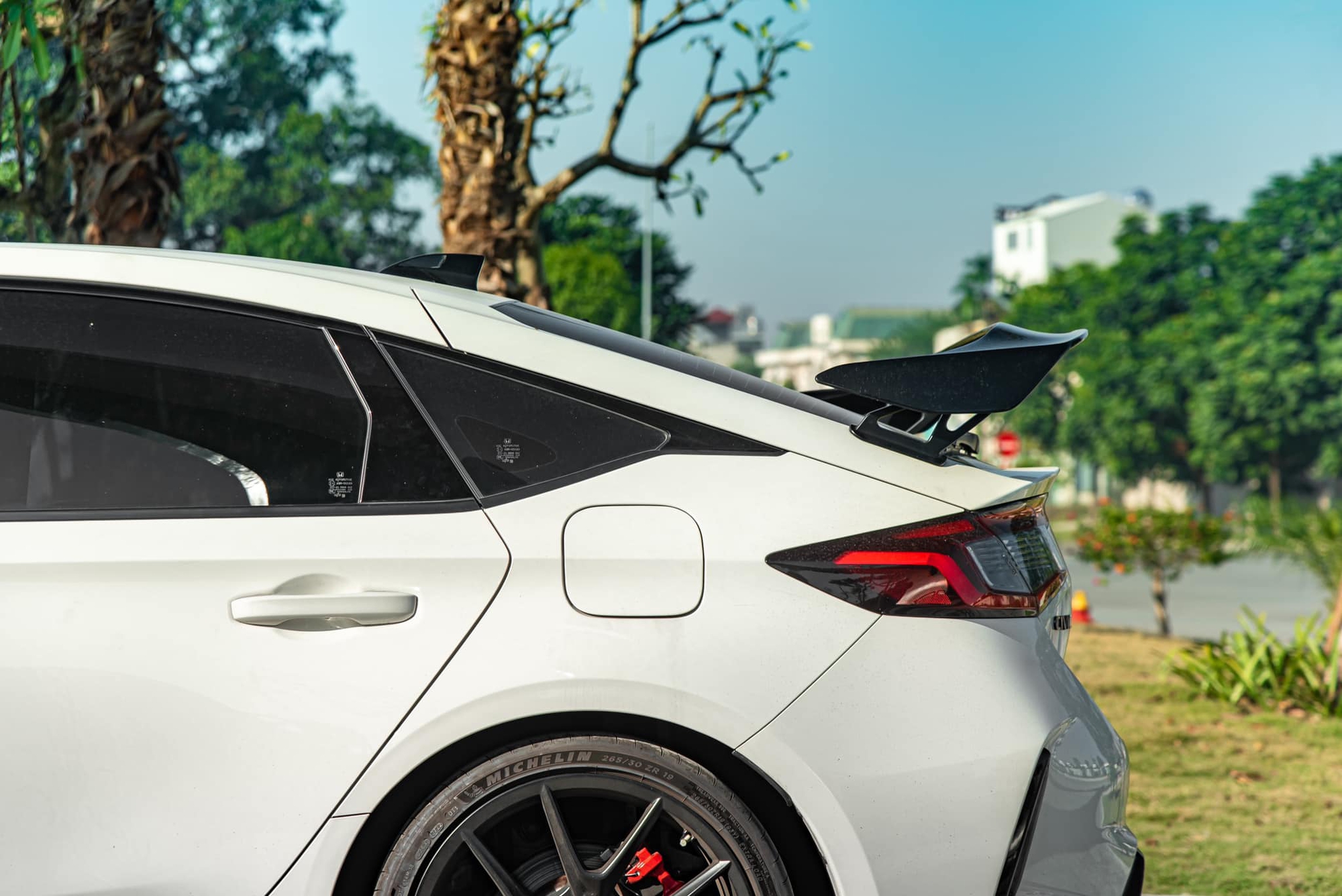 Honda Civic Type R tăng giá 600 triệu tại Việt Nam: Giá mới gần 3 tỷ đồng, đắt hơn cả Mercedes-AMG C 43 - Ảnh 4