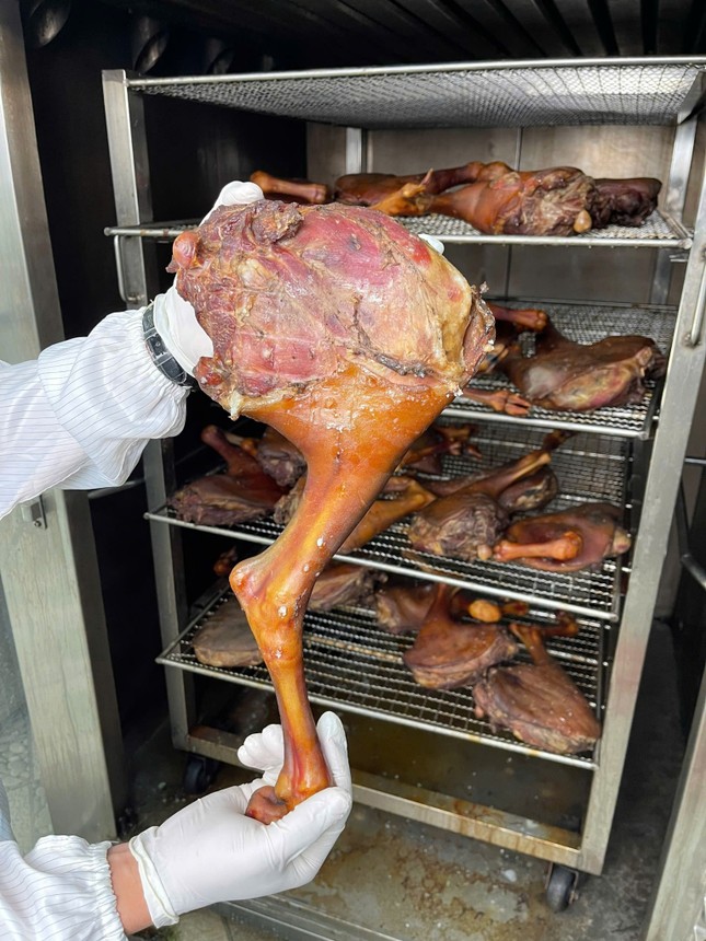 Đùi dê núi xông khói có gì đặc biệt mà nhiều người đang 'săn lùng'? - Ảnh 2