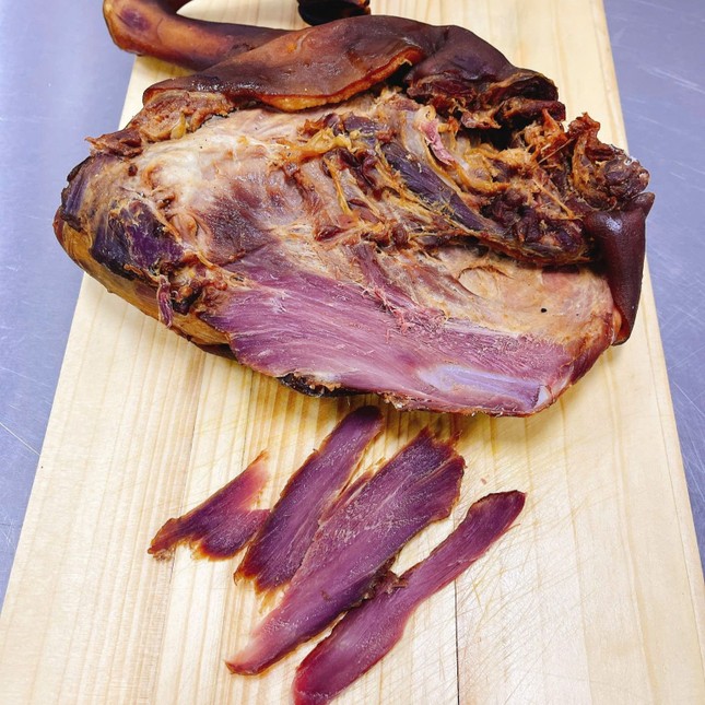 Đùi dê núi xông khói có gì đặc biệt mà nhiều người đang 'săn lùng'? - Ảnh 3