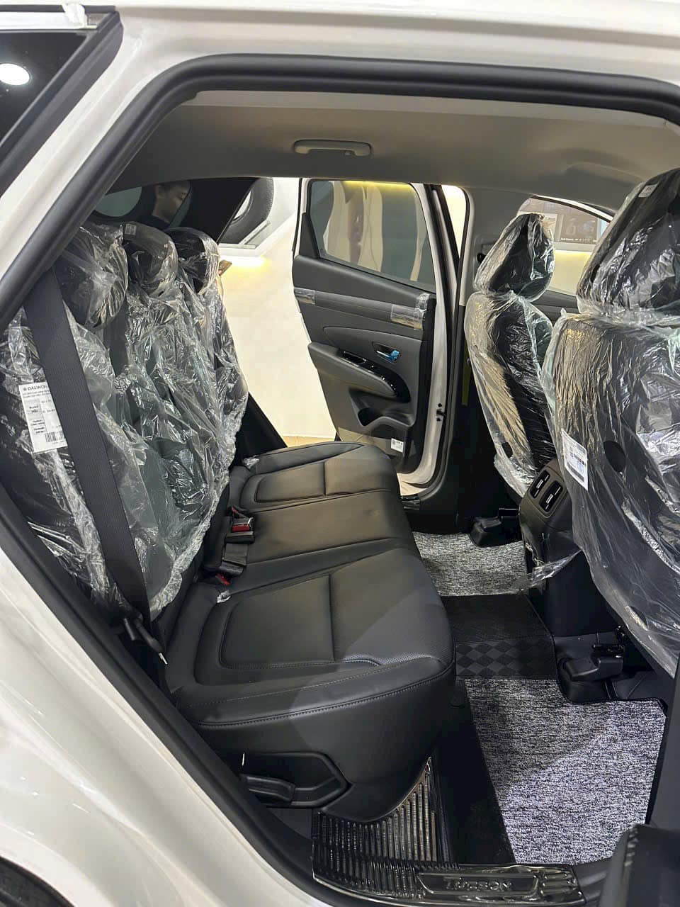 Hyundai Tucson rao bán giá 899 triệu chỉ sau 17km lăn bánh: Cứ một 1km mất 12 triệu, qua một đời chủ mà nội thất vẫn còn nilon - Ảnh 4