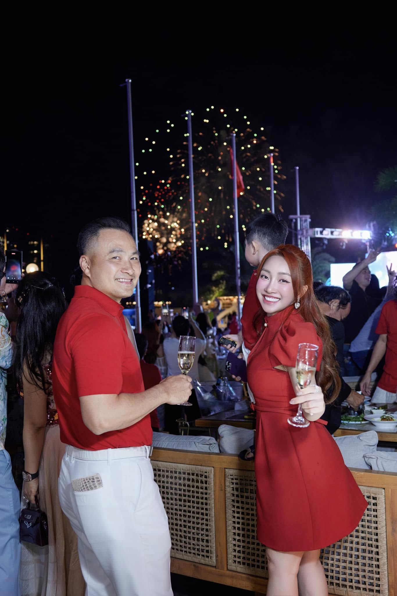 Sao nam Vbiz 12 giờ đêm vẫn gọi vợ ra làm 1 việc, soi clip cận cảnh mới gây bất ngờ - Ảnh 9