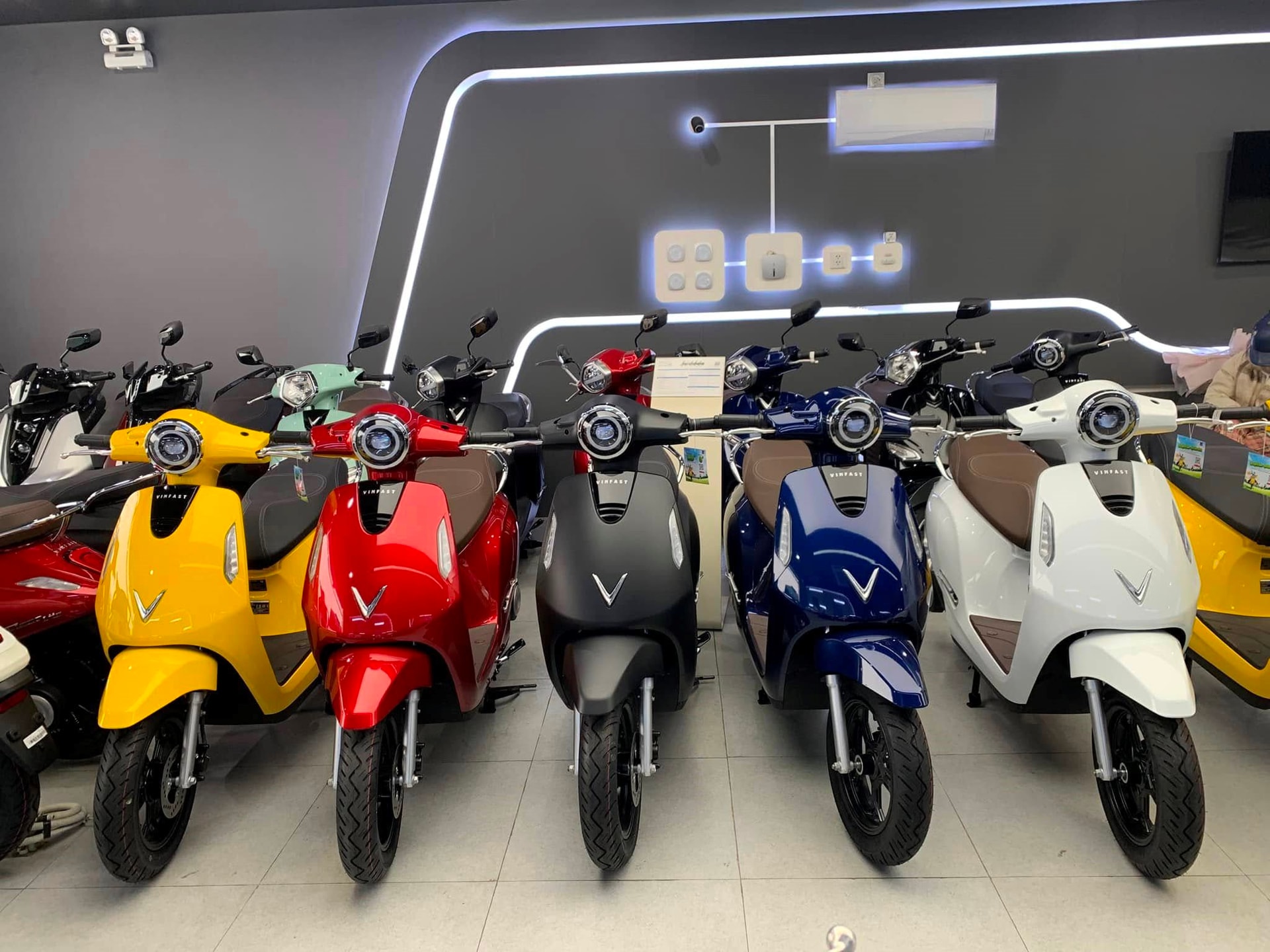Sau ô tô, VinFast gia hạn chính sách khuyến mãi cực khủng lên tới 12 triệu cho xe máy điện - Ảnh 1