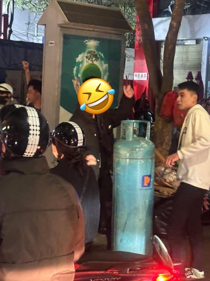 1001 kiểu đi "bão" của người hâm mộ bóng đá Việt Nam: Độc lạ có 1-0-2, xem tới đâu cười chảy nước mắt tới đó - Ảnh 1